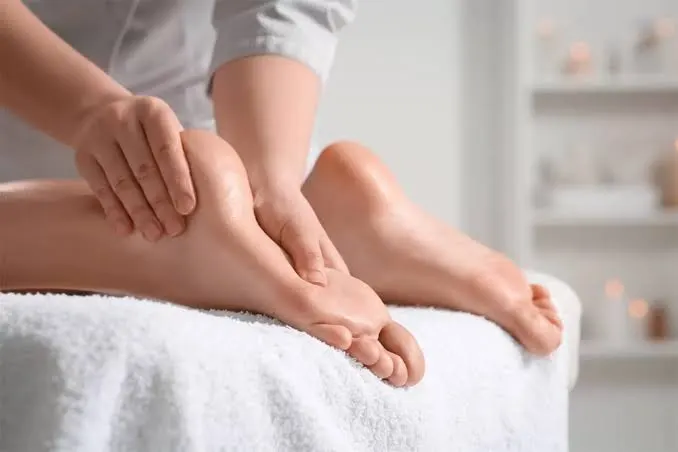 Foot reflexology at home in Dubai — pressure-point foot massage therapy